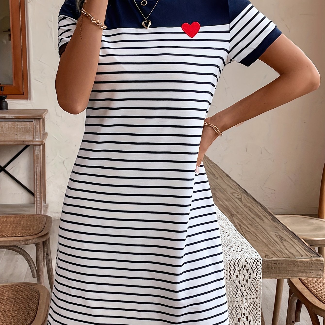 Gestreiftes Kurzarmkleid - Colour Block mit herzförmigem Aufnäher