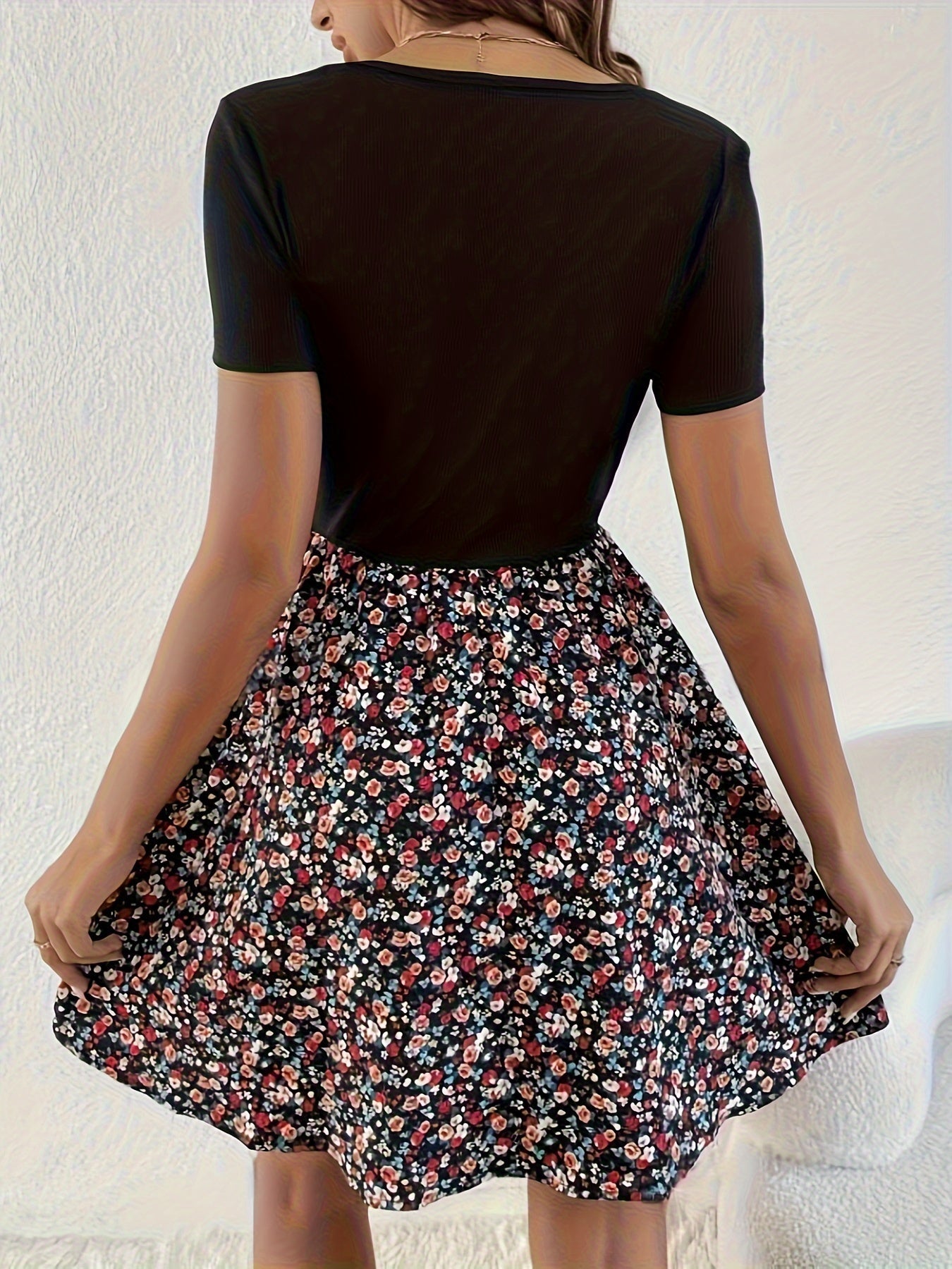 Französisches Blumenkleid mit quadratischem Ausschnitt und kurzen Ärmeln