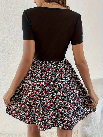 Französisches Blumenkleid mit quadratischem Ausschnitt und kurzen Ärmeln