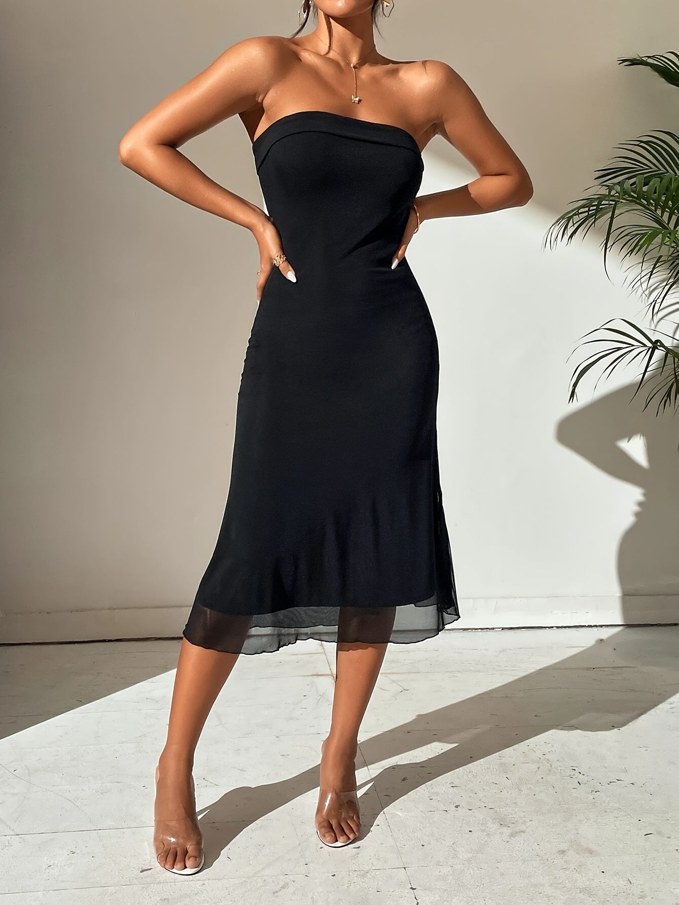 Schwarzes trägerloses Kleid mit elastischem Volant, elegant für den Sommer