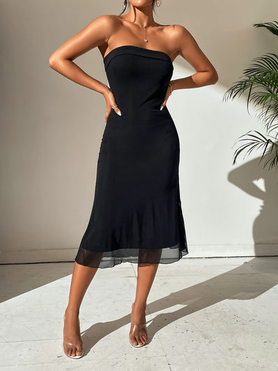 Schwarzes trägerloses Kleid mit elastischem Volant, elegant für den Sommer