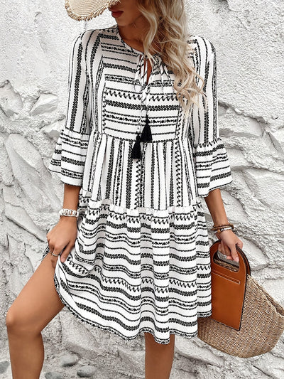 A-Linien-Kleid mit geometrischem Muster und Ärmeln mit Volants