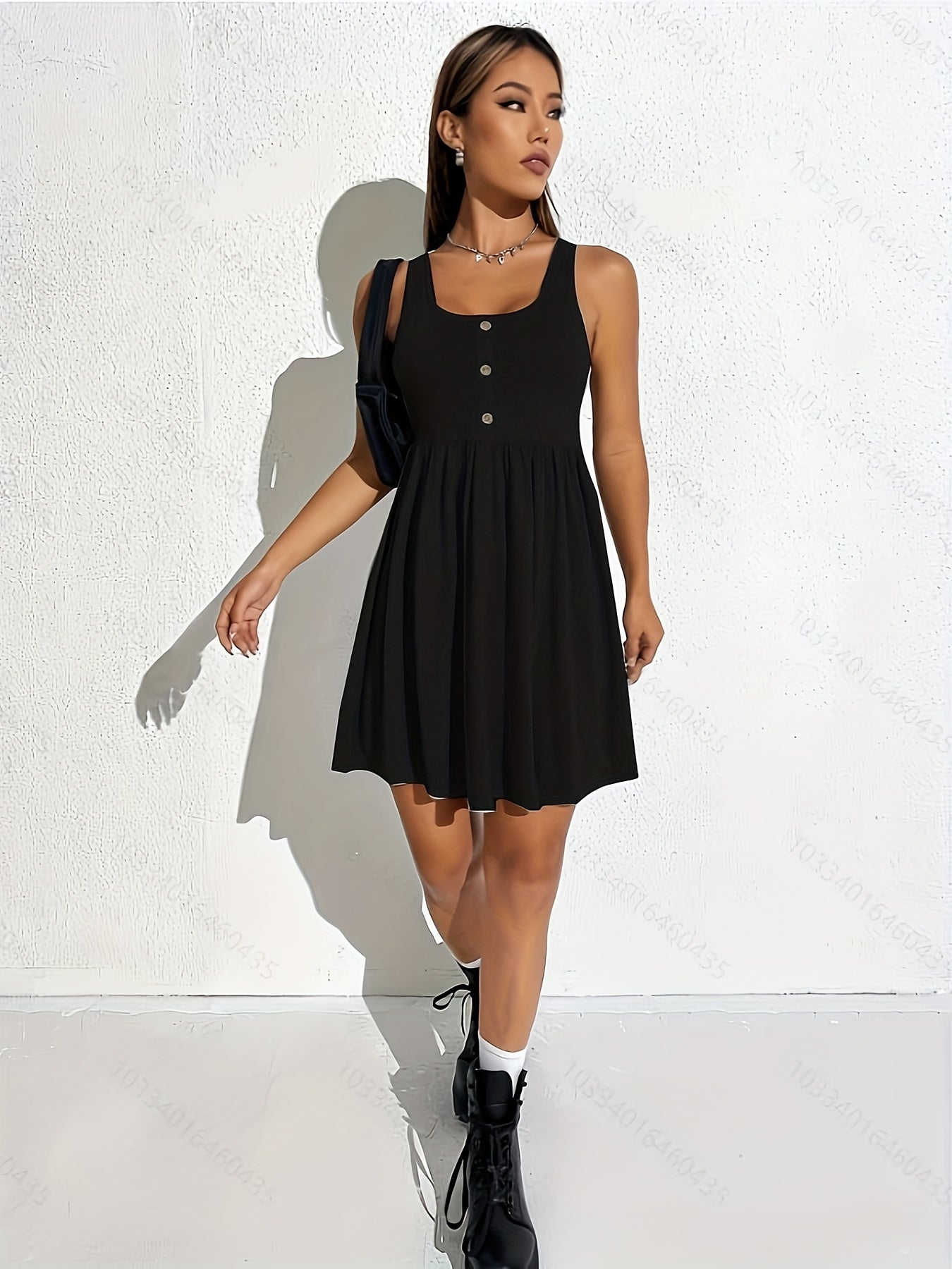 Ärmelloses Sommerkleid mit V-Ausschnitt und Knöpfen