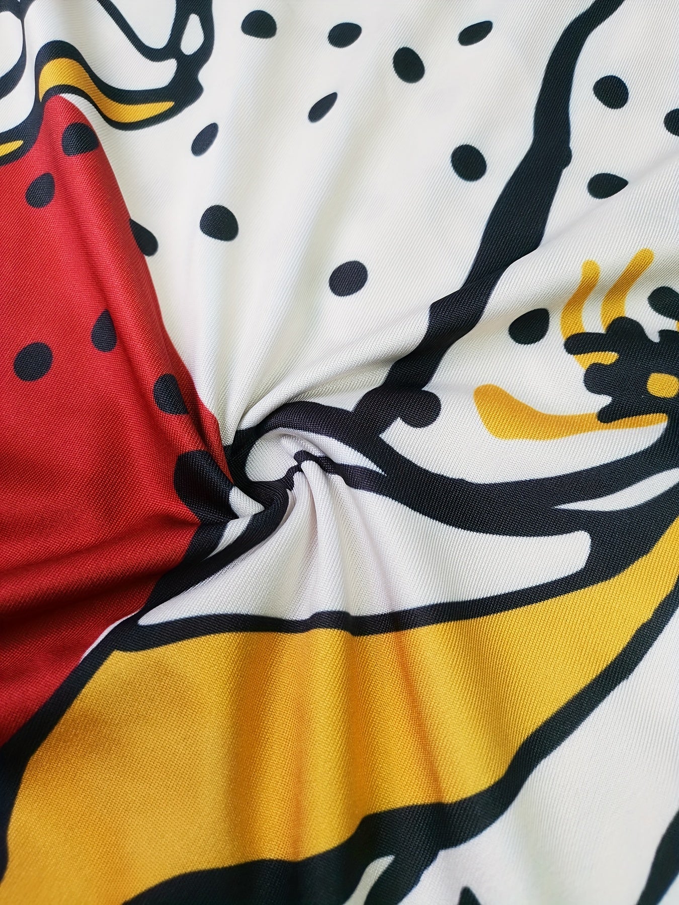 Enges Kleid mit farbigem Marmormuster