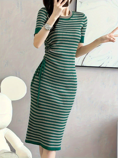 Elegantes Bodycon-Kleid mit kurzen Ärmeln - Gestreift mit Knitterfalte