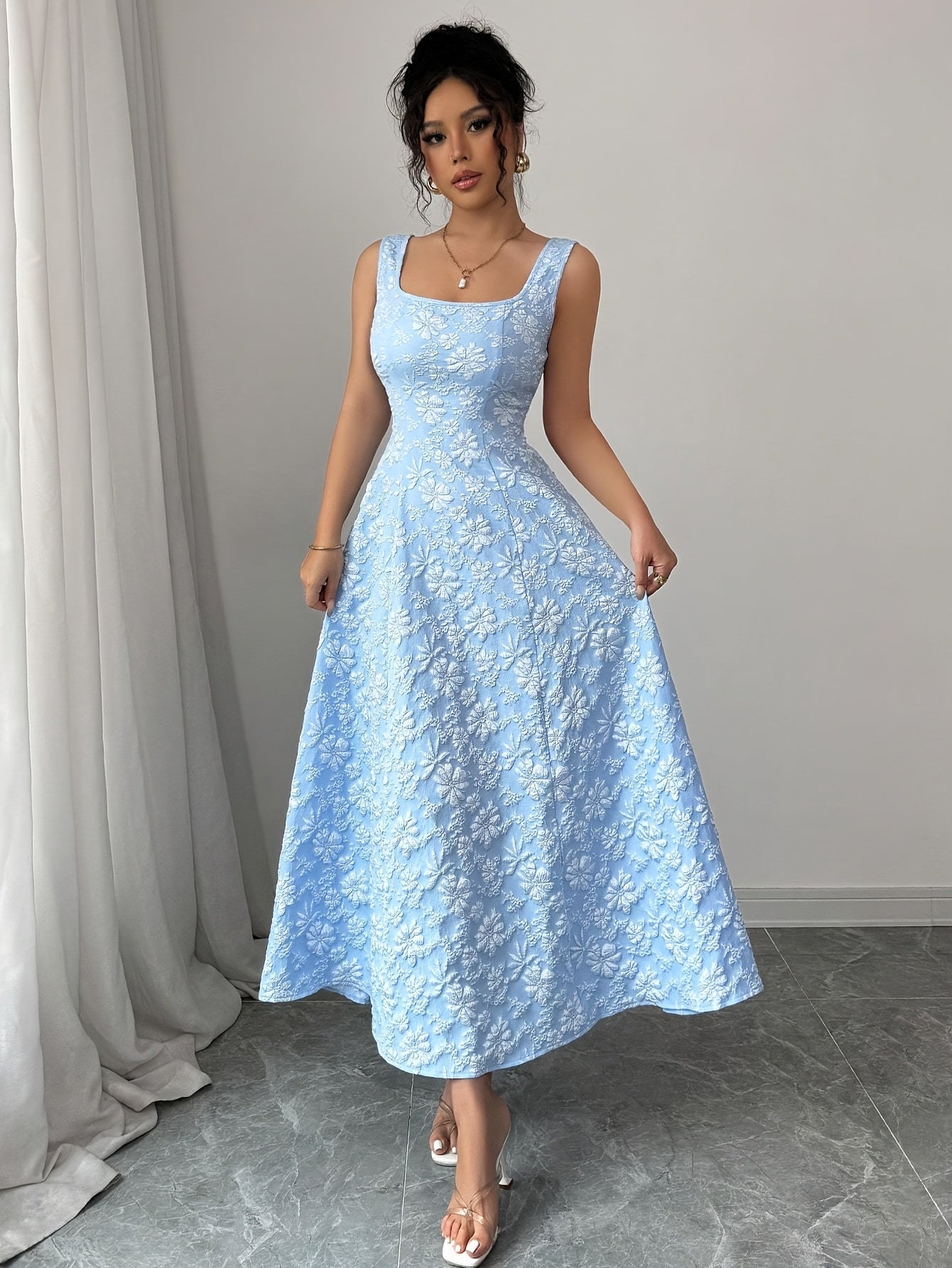 Elegantes geblümtes Maxikleid - Blau und Weiß mit Blumenmuster