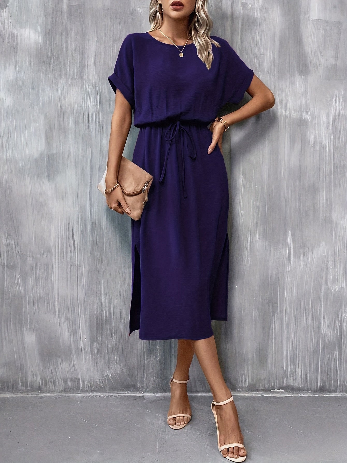 Elegantes Kleid mit kurzen Ärmeln, Taillenbindung und Schlitz – A-Linien-Schnitt