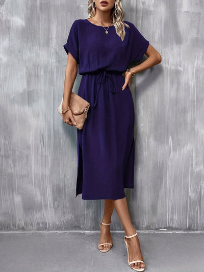 Elegantes Kleid mit kurzen Ärmeln, Taillenbindung und Schlitz – A-Linien-Schnitt