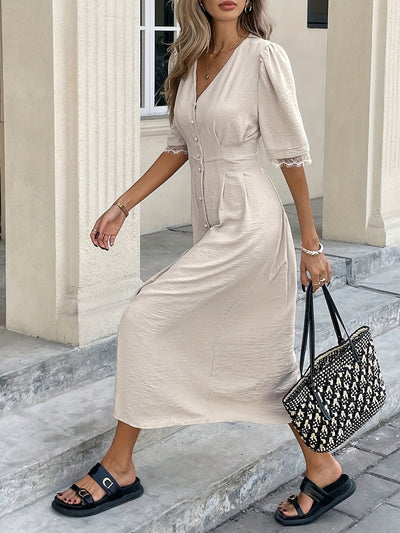 Elegantes apricotfarbenes Midikleid mit Spitze und langen Ärmeln
