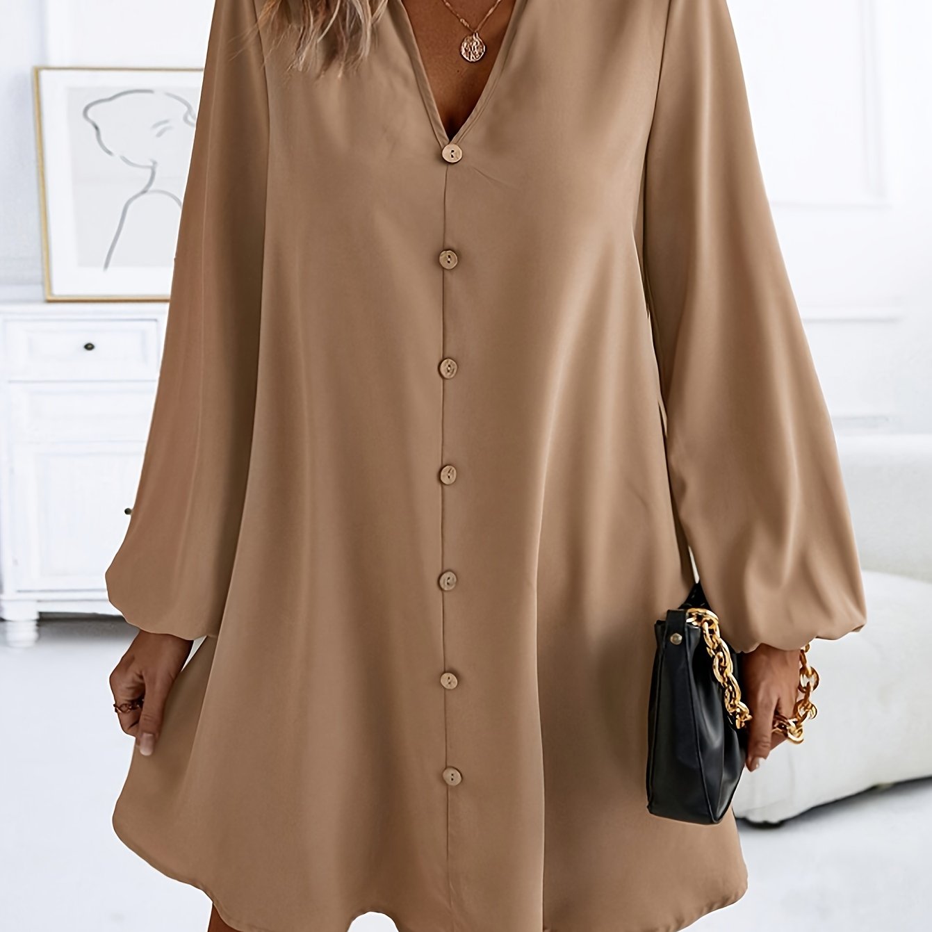 Stilvolles Kleid mit langen Ärmeln und V-Ausschnitt