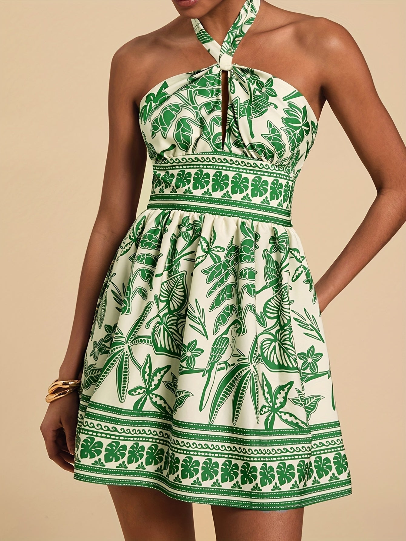 Sommerkleid mit grünem und schwarzem Blumenmuster und Schnürung