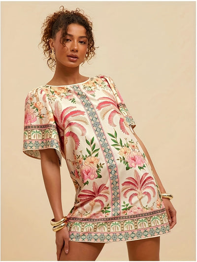 Sommerliches Minikleid in Rosa mit tropischem Blumenmuster und lässigen kurzen Ärmeln