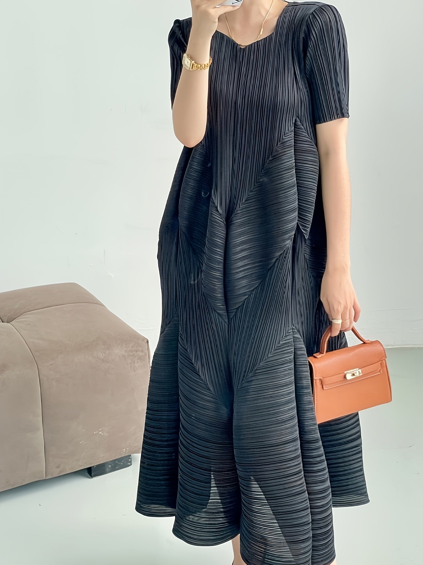 Elegantes Miyake-Kleid mit quadratischem Ausschnitt - Plisseerock im Pod-Stil