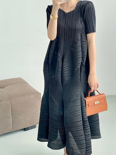 Elegantes Miyake-Kleid mit quadratischem Ausschnitt - Plisseerock im Pod-Stil