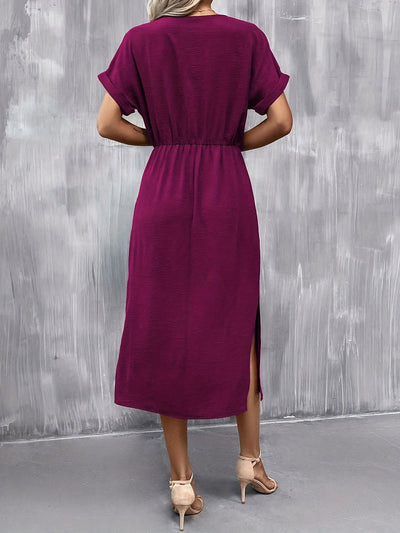 Elegantes Kleid mit kurzen Ärmeln, Taillenbindung und Schlitz – A-Linien-Schnitt