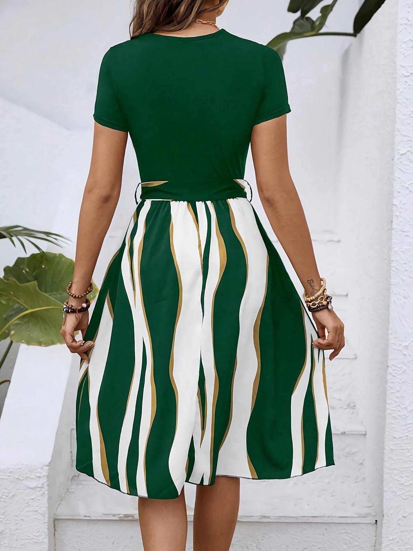 Sommerkleid mit Streifen, Gürtel, kurzen Ärmeln – Einfach