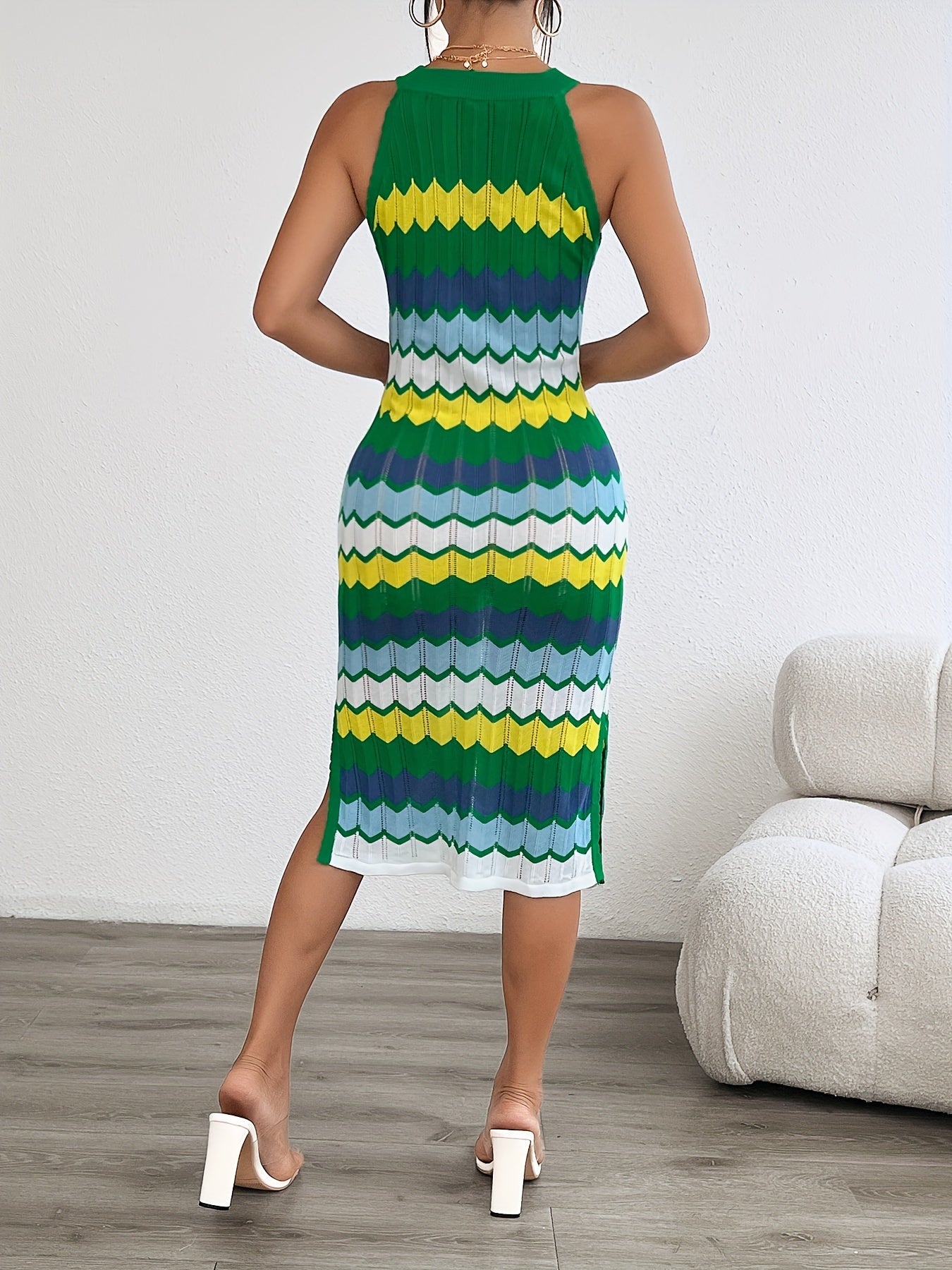 Elegantes grünes ärmelloses Sommerkleid mit Streifen