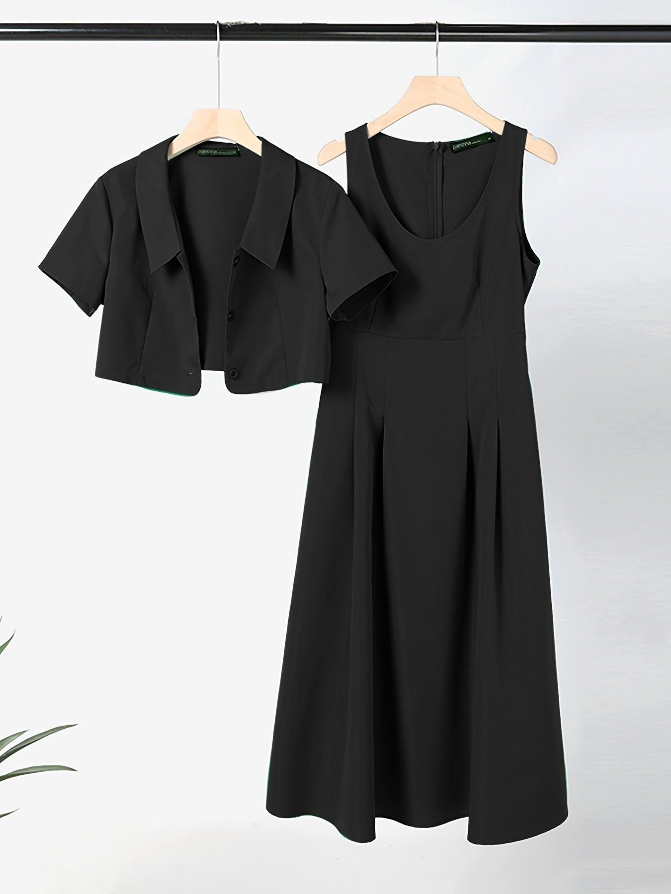 Elegantes Damen-Set: Jacke mit Kragen + plissiertes Sommerkleid