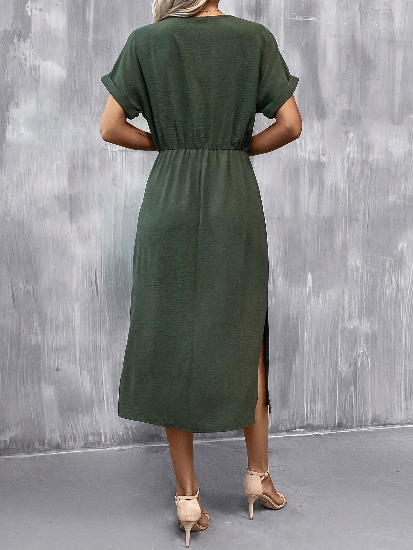 Elegantes Kleid mit kurzen Ärmeln, Taillenbindung und Schlitz – A-Linien-Schnitt