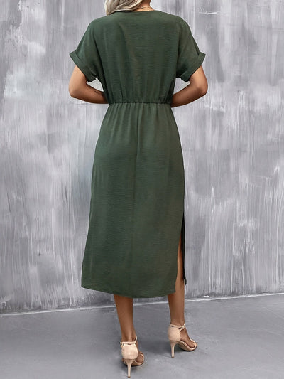 Elegantes Kleid mit kurzen Ärmeln, Taillenbindung und Schlitz – A-Linien-Schnitt