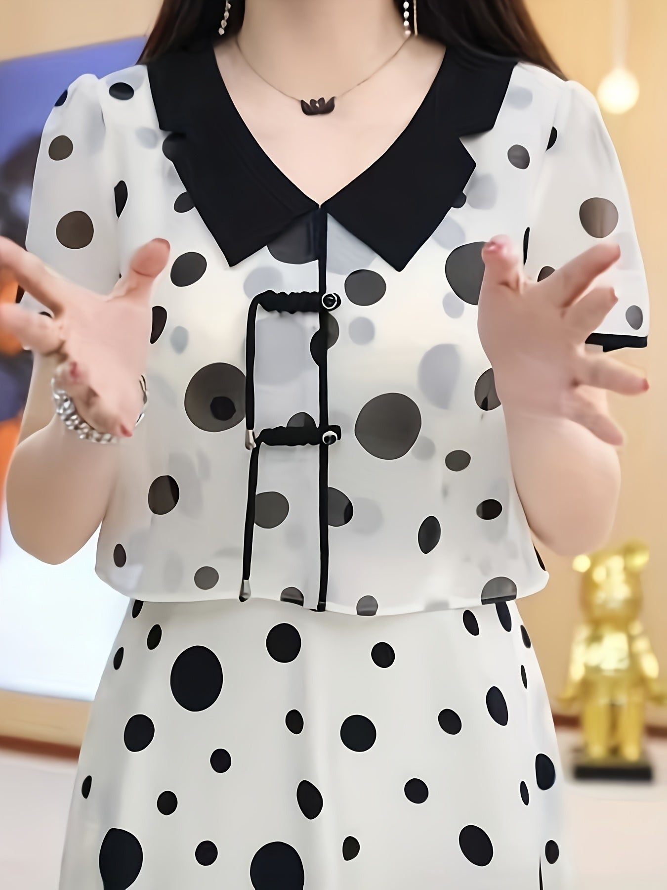 Stylisches Schwarz-Weißes Erbsenkleid - A-Linien-Schnitt, V-Ausschnitt, kurze Ärmel