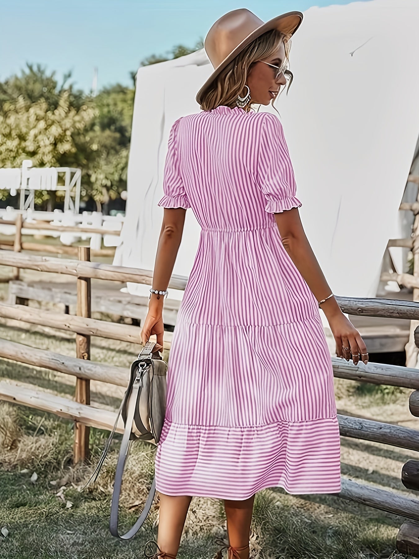 Elegantes gestreiftes Kleid mit V-Ausschnitt für Damen