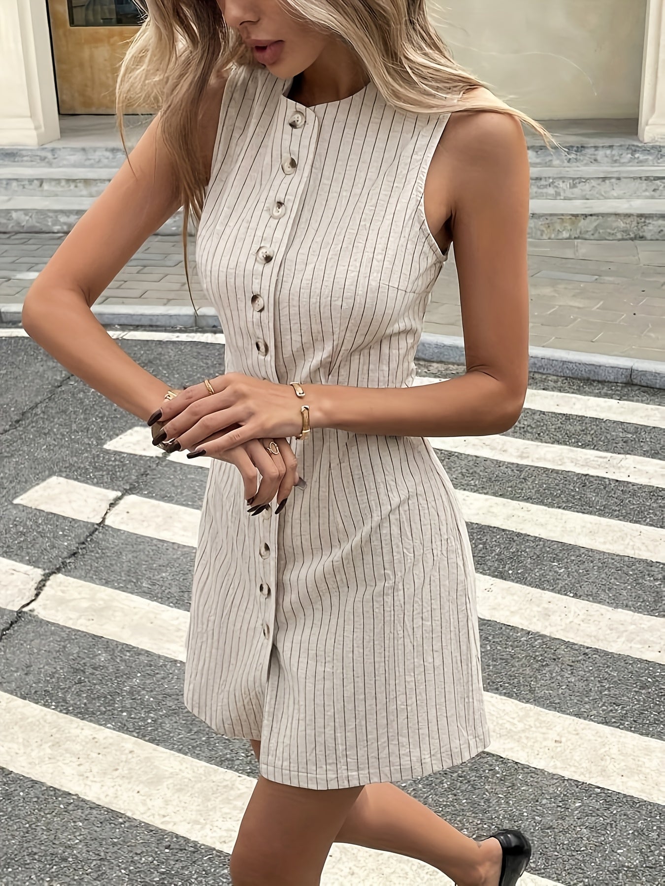 Gestreiftes Sommerkleid – mit elegantem Kragen und Knopfleiste vorn