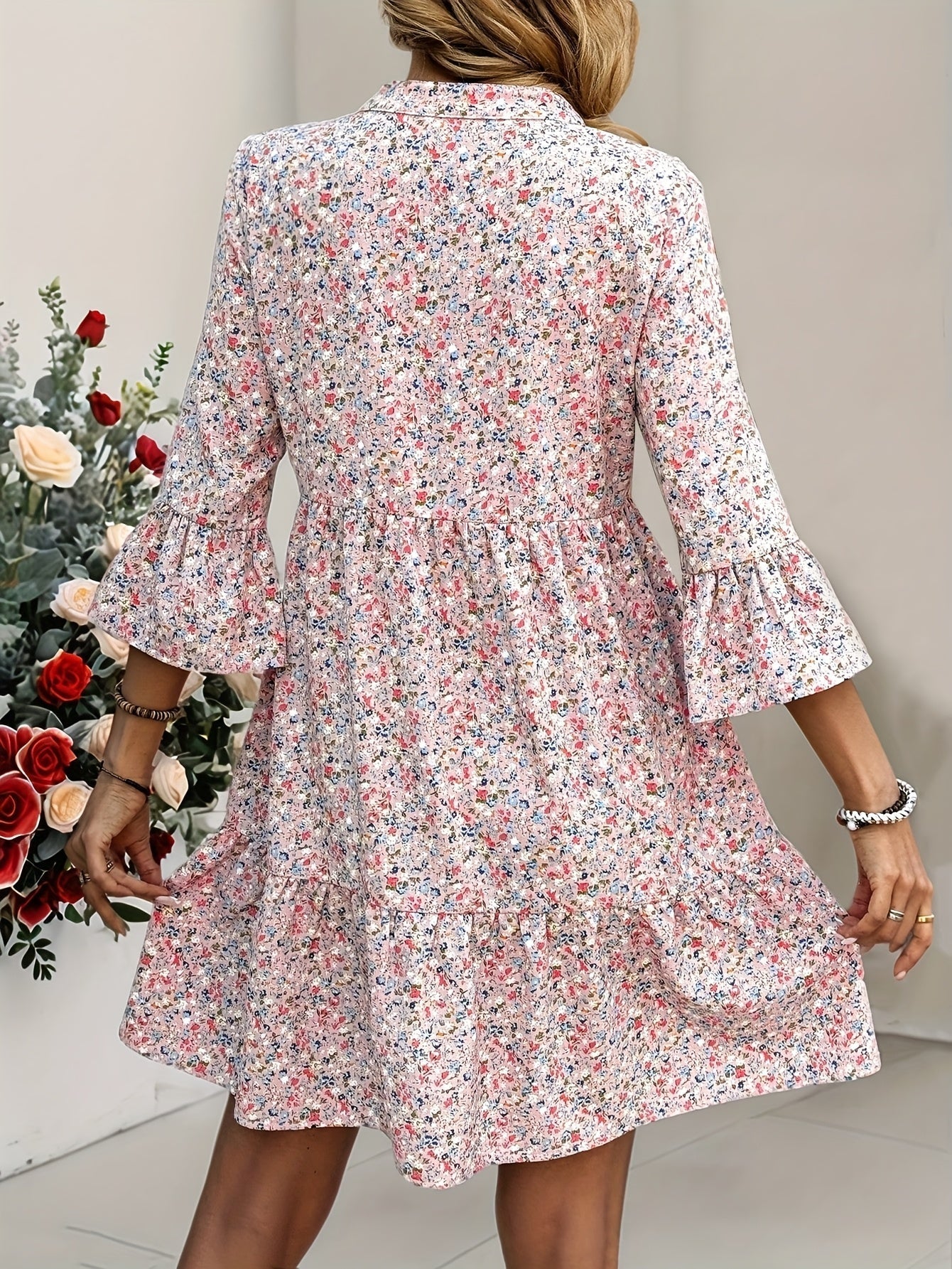 Geblümtes Minikleid mit herzförmigem Ausschnitt und gerafften Ärmeln Romantisches Sommeroutfit