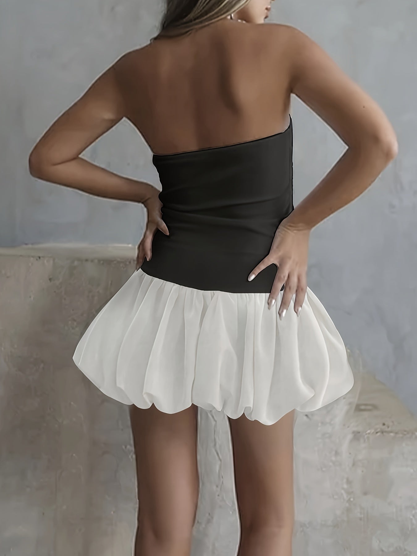 Elegantes Trägerloses Kleid mit Raffungen