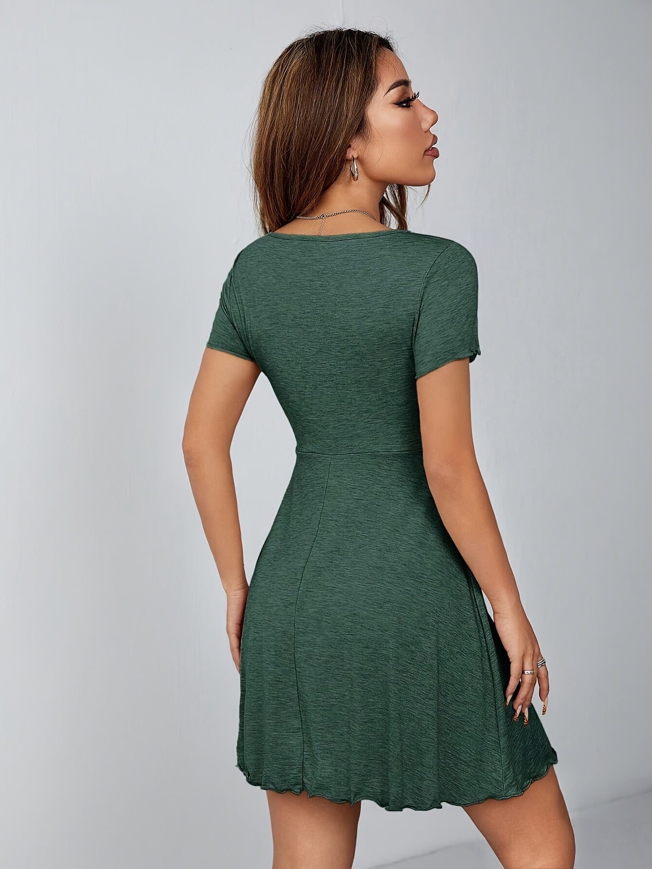 Elegantes Damen-Sommerkleid mit Bindegürtel und Raffung vorn