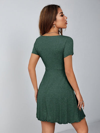 Elegantes Damen-Sommerkleid mit Bindegürtel und Raffung vorn