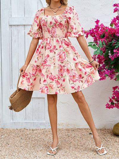 Rosa-rotes geblümtes Sommerkleid mit Raffung