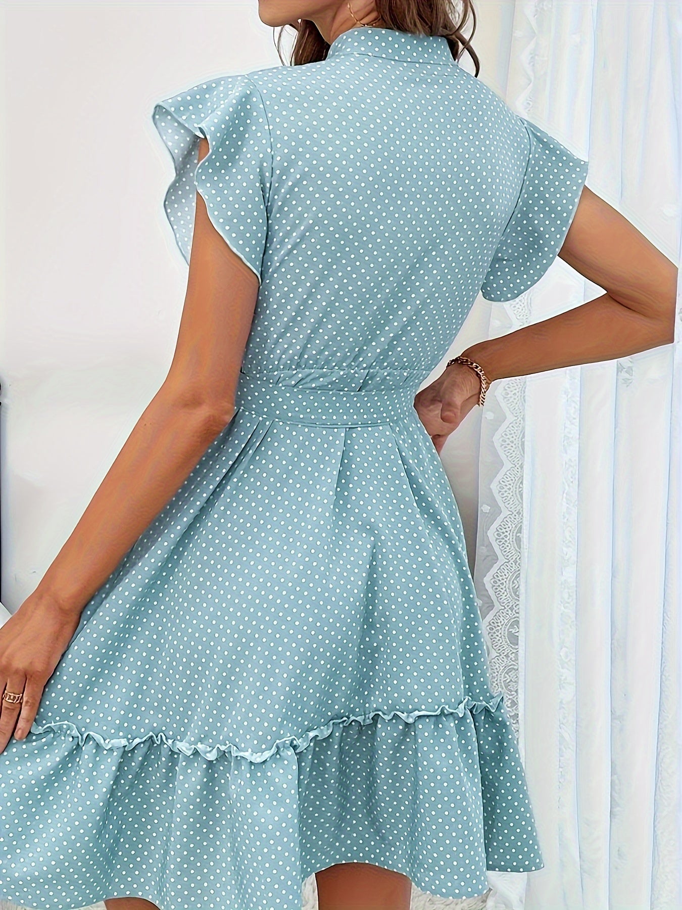 Hellblaues Kleid mit Punkten, Volant und Taillengürtel