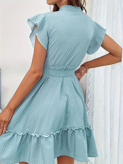 Hellblaues Kleid mit Punkten, Volant und Taillengürtel