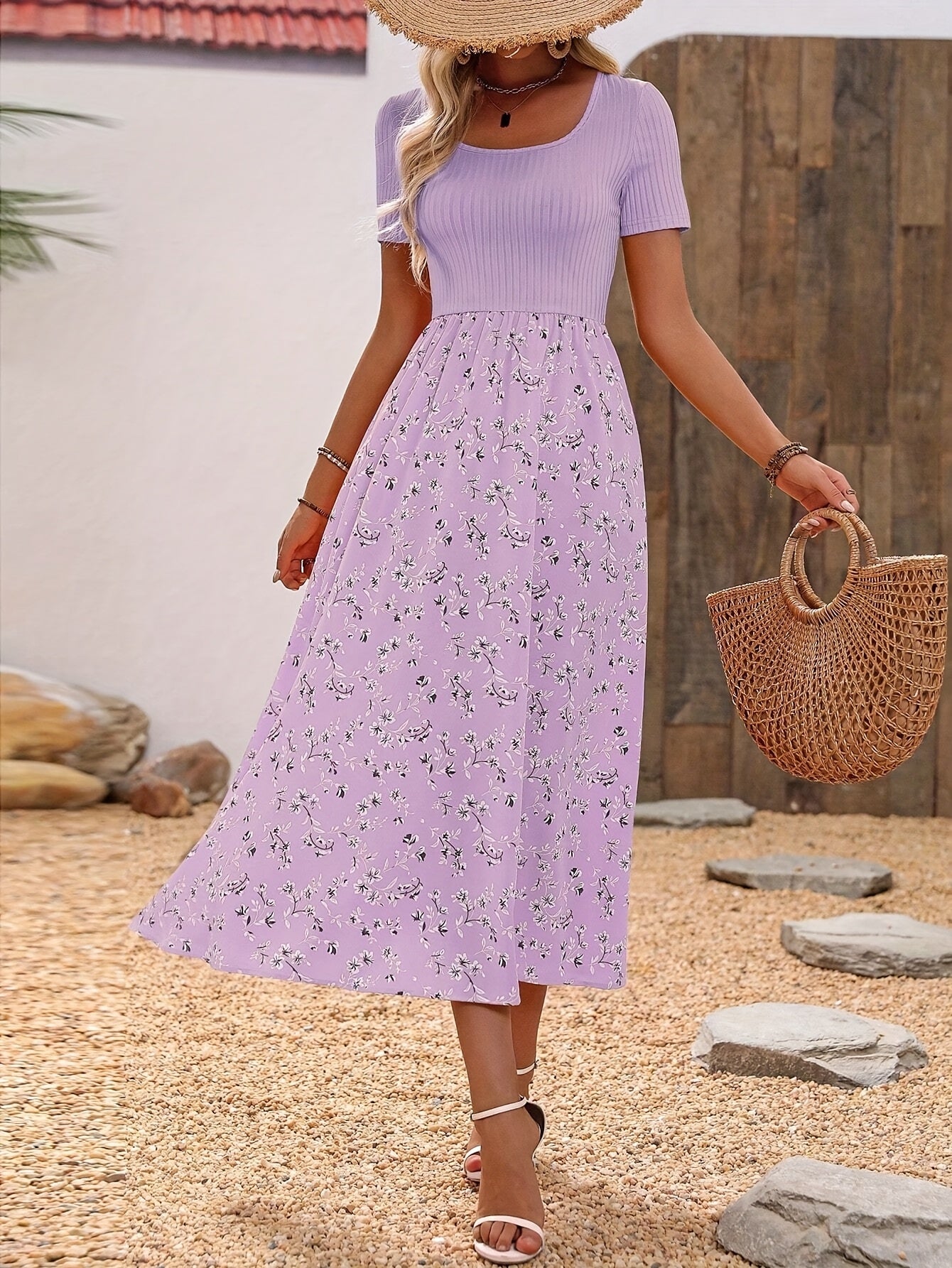 Elegantes lila geblümtes Kleid mit A-Linie und kurzen Ärmeln