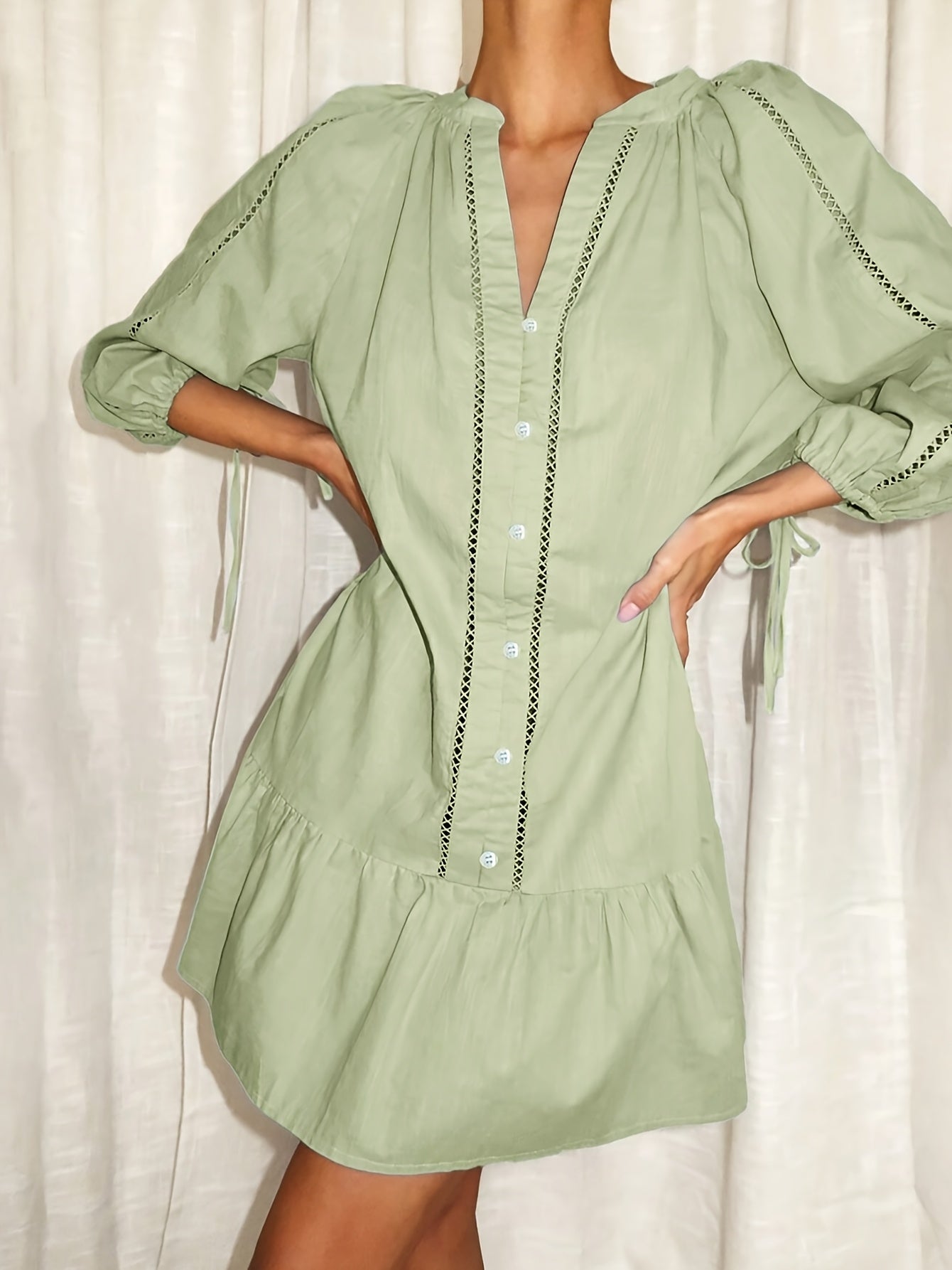 Grünes A-Linien-Kleid mit V-Ausschnitt und Rüschen