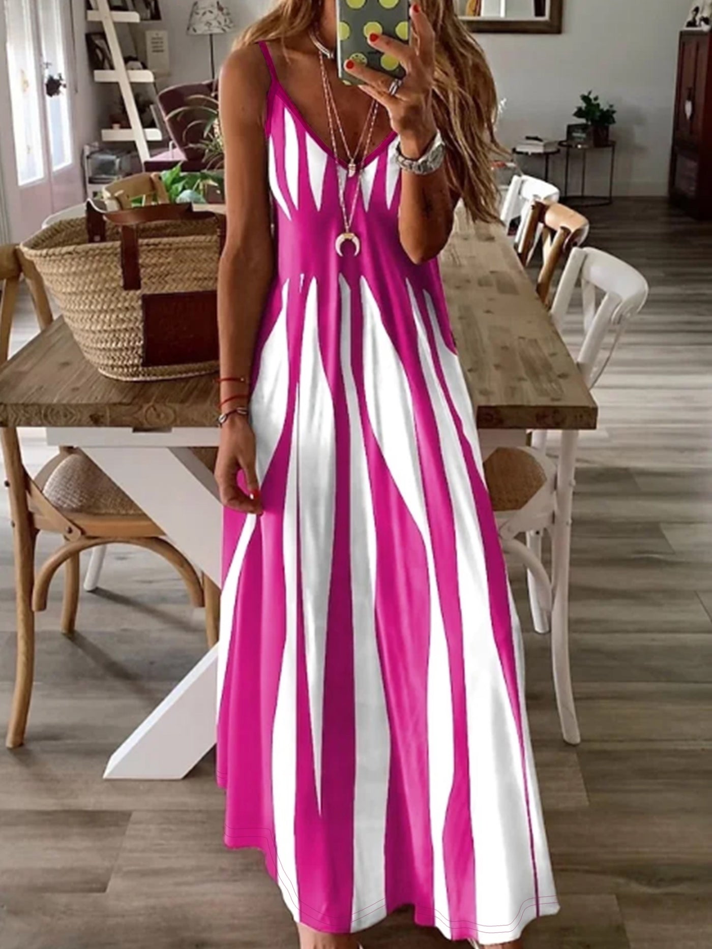 Elegantes Trägerkleid mit V-Ausschnitt