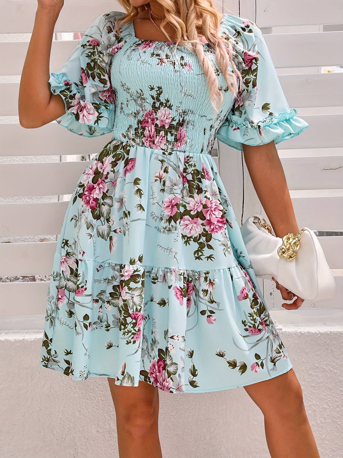 A-Linien Kleid mit quadratischem Ausschnitt und Blumenmuster, kurzen Ärmeln und Volants