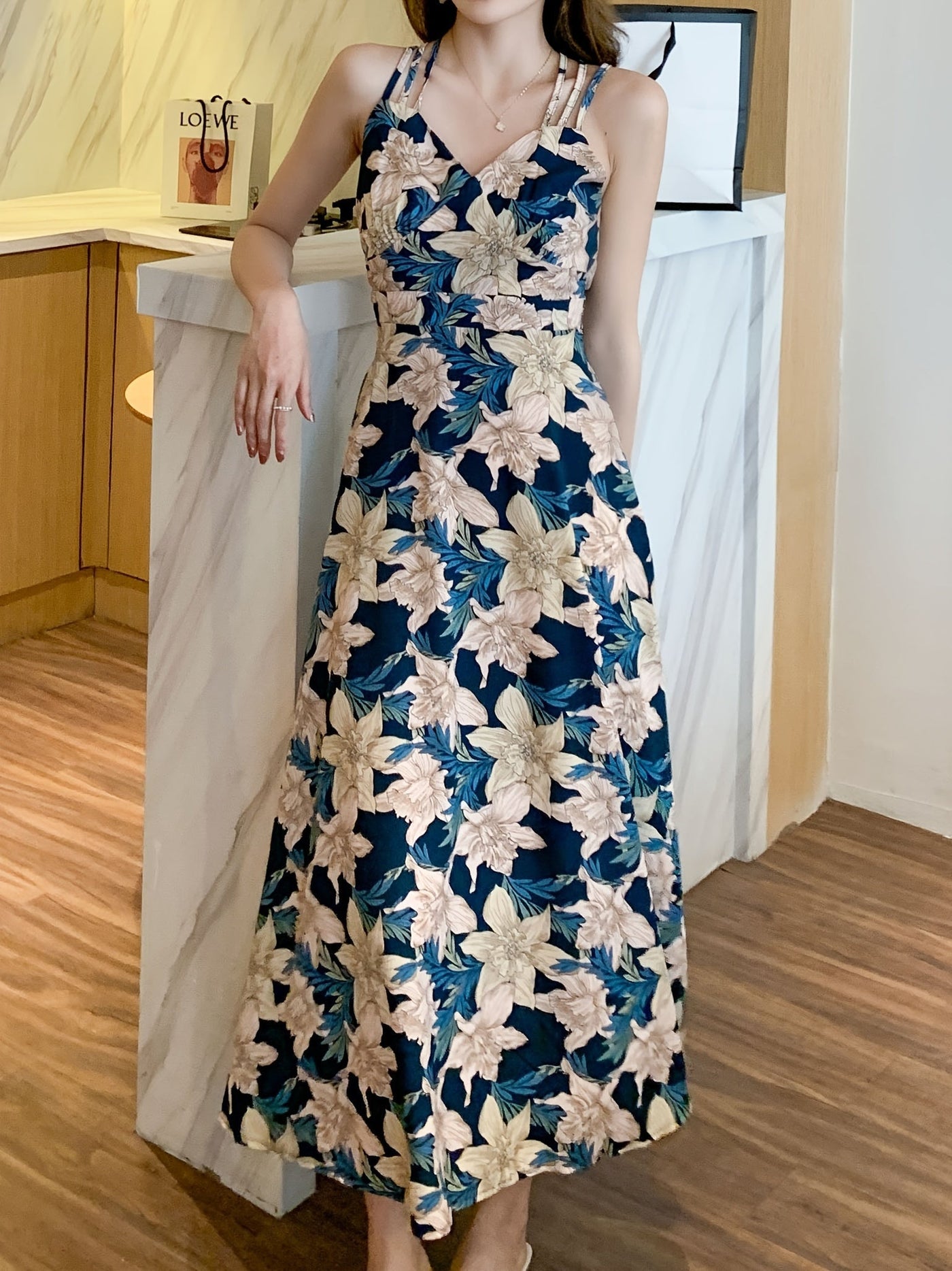 Sommerliches Strandkleid aus Blumen mit Trägern - Sonnenschutz