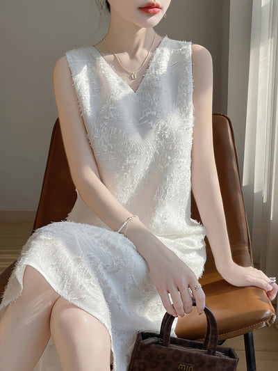Elegantes ärmelloses Damenkleid mit frechem Ausschnitt - mit kaskadierenden Quasten