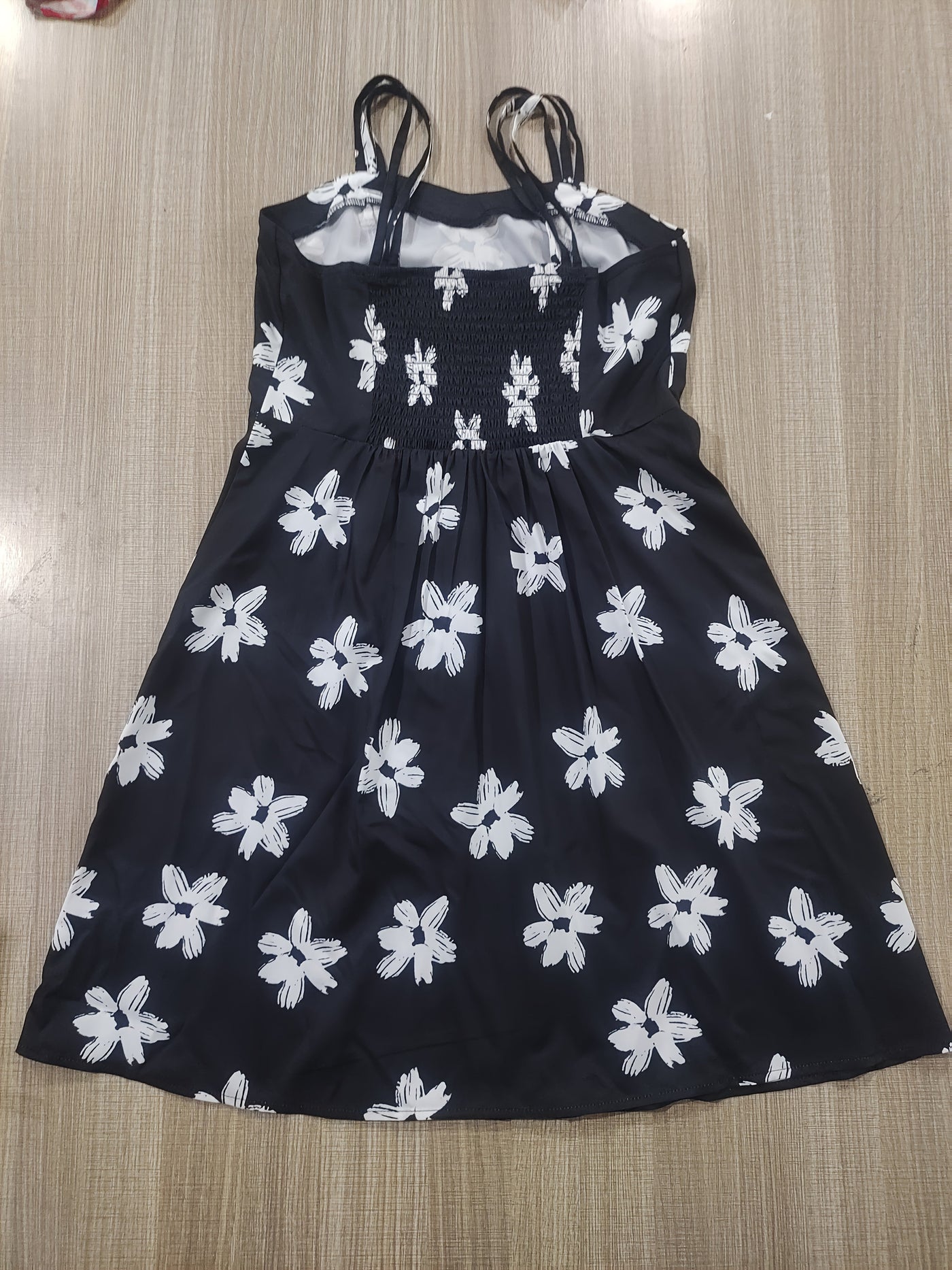 Ärmelloses Damen-Midikleid mit Blumenmuster – Schwarz mit weißem Gänseblümchenmuster