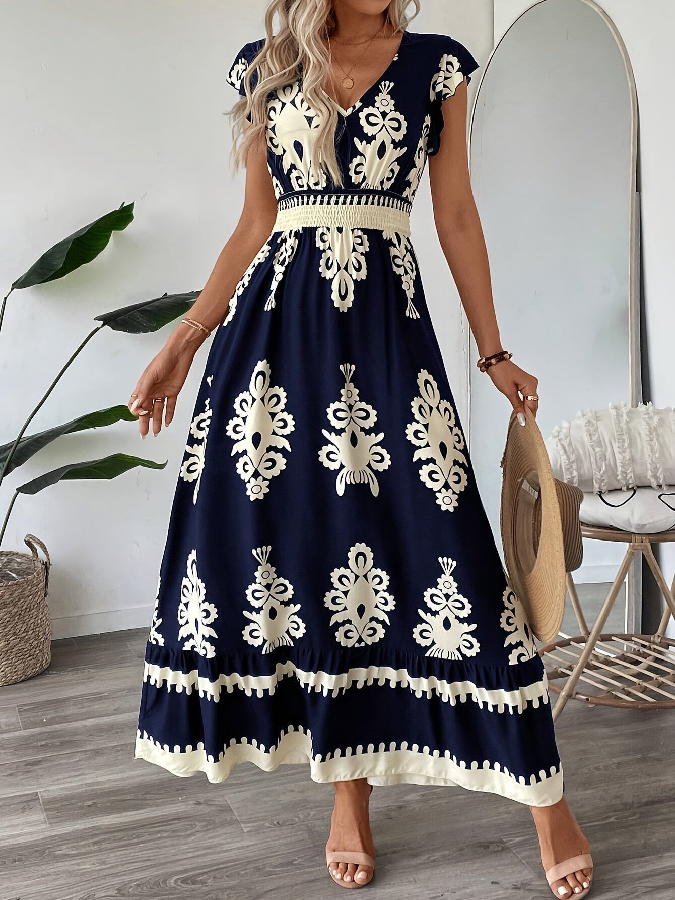 Dunkelblaues Blumenkleid mit V-Ausschnitt und Rüschen