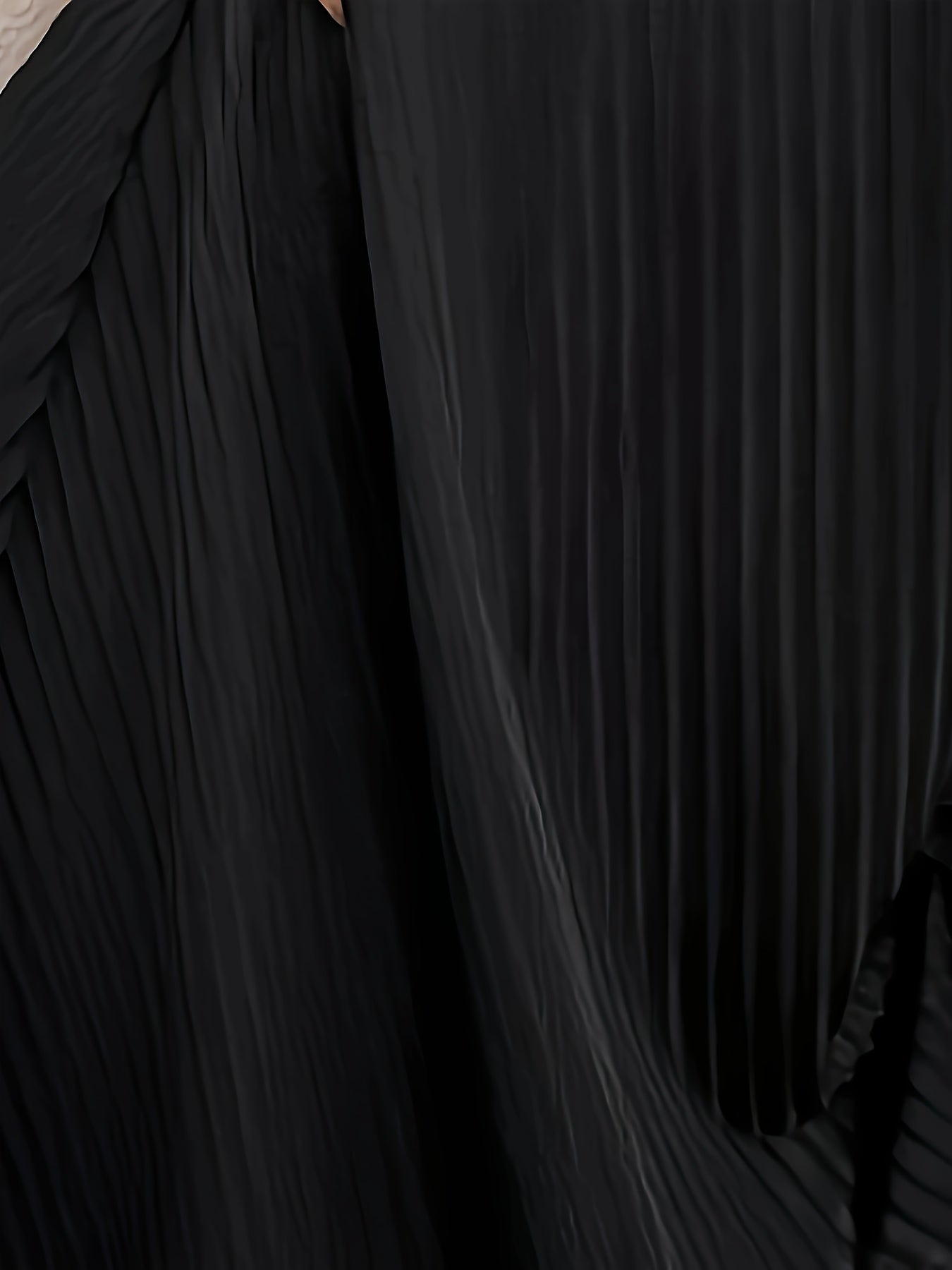 Elegantes Damenkleid mit frechem Ausschnitt - Tailliertes Oberteil und fließendes Unterteil