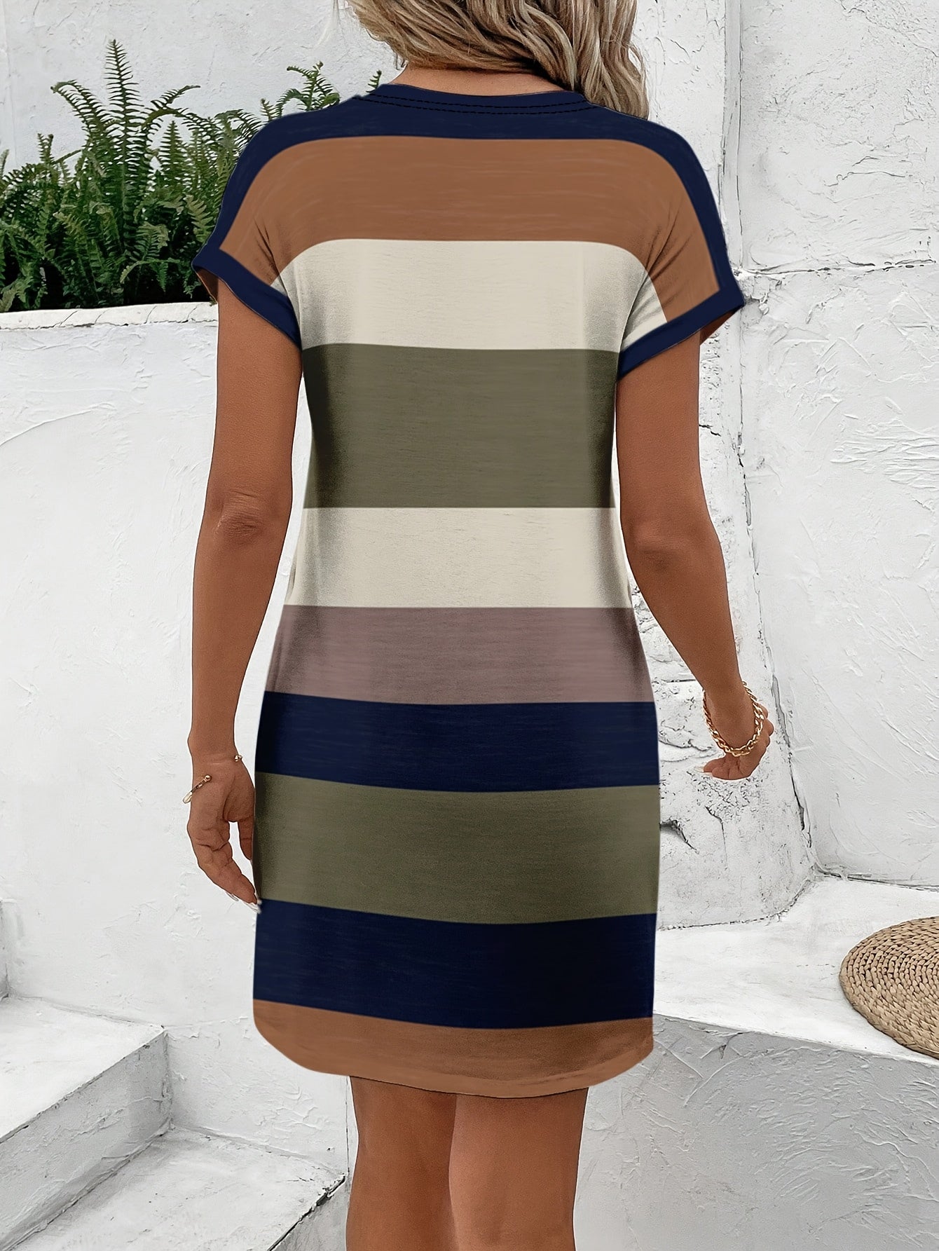 Schulterfreies Kleid mit Streifen und Taschen – Lockerer Schnitt