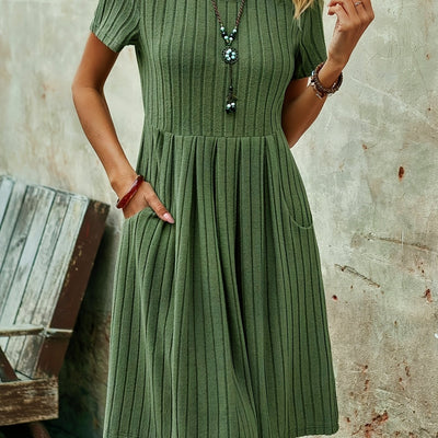 Elegantes Grünes Midikleid mit Taschen – Kurze Ärmel und Rundhalsausschnitt