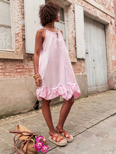 Stylisches und luftiges rosa Polyester-Sommerkleid mit dünnen Trägern