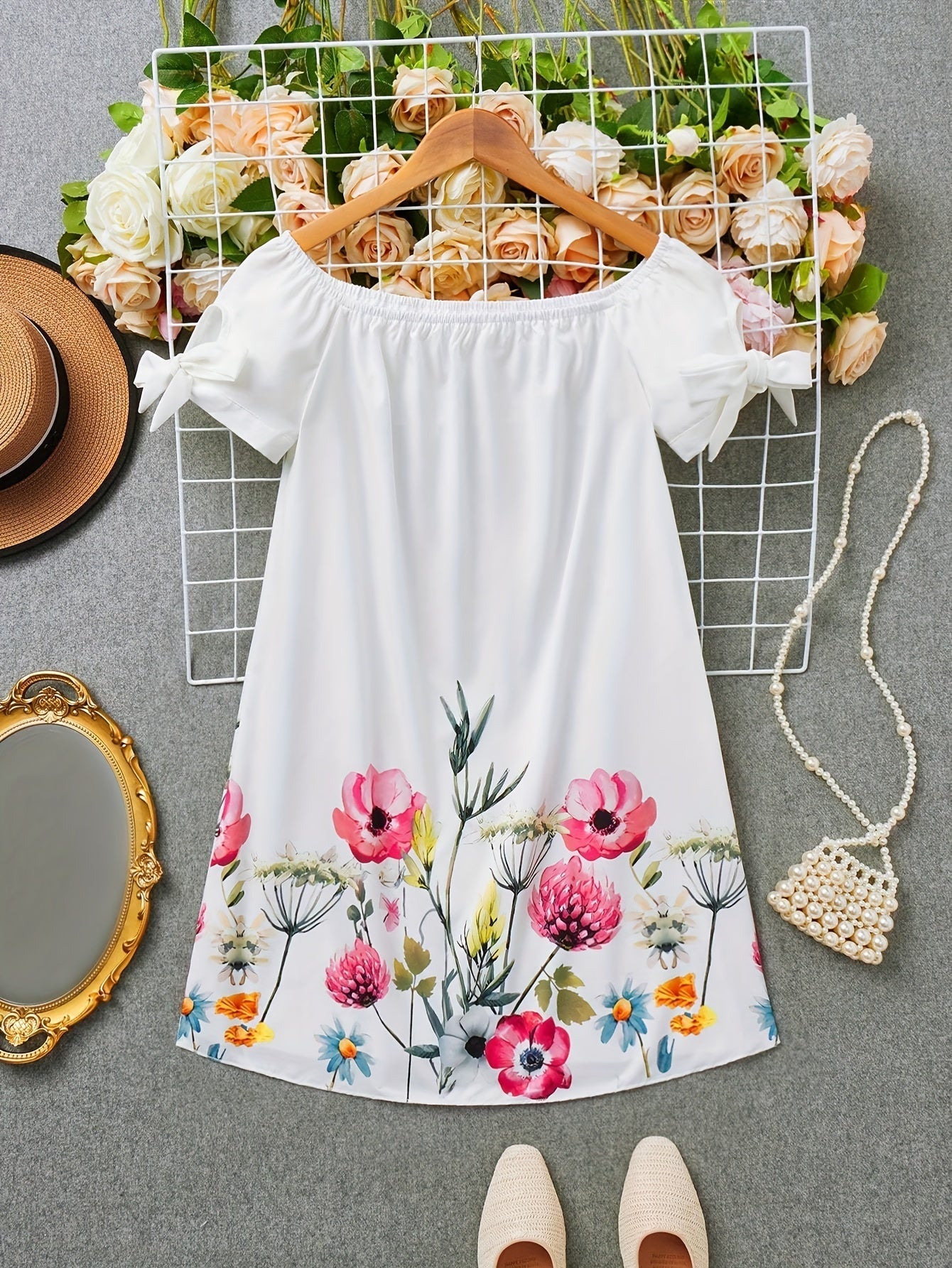 Elegantes weißes Sommerkleid mit Blumenmuster und schulterfreiem Design