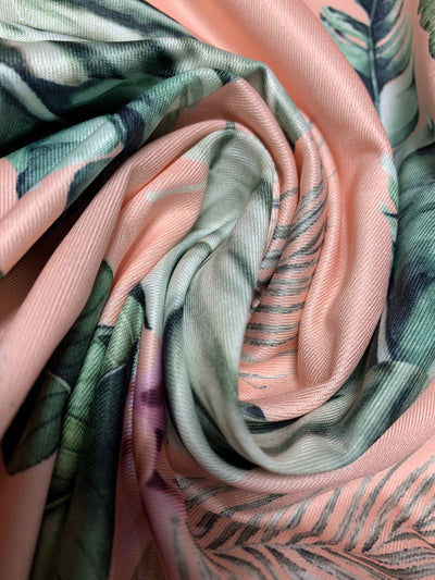 Sommerkleid mit Trägern und tropischem Muster in Korallenrot
