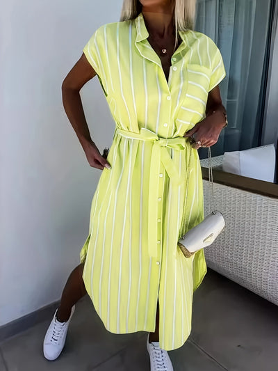 Sommerliches gestreiftes Maxikleid mit langen Ärmeln, lockerem Kragen und Stehkragen