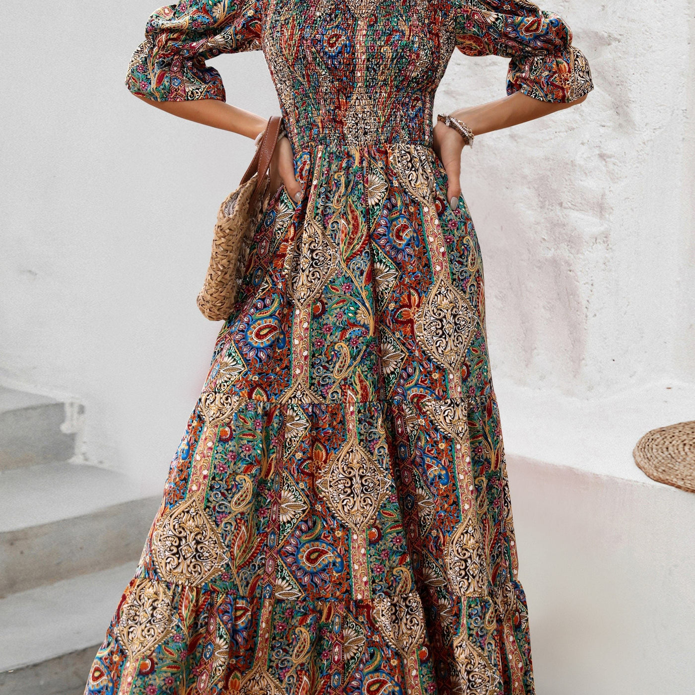 Schulterfreies Sommerkleid mit geometrischem Muster